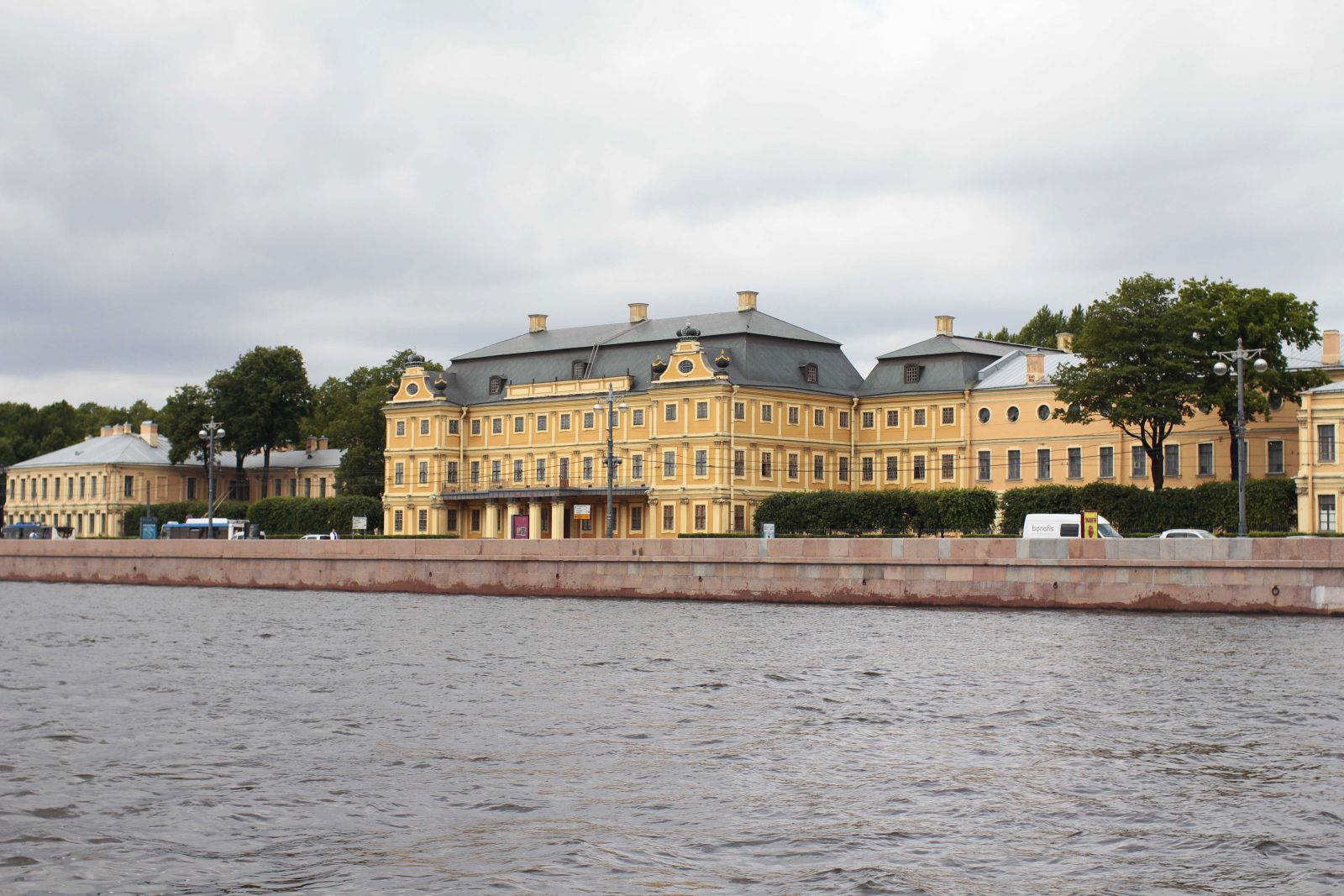 Меншиковский дворец и Дворцовый мост СПБ